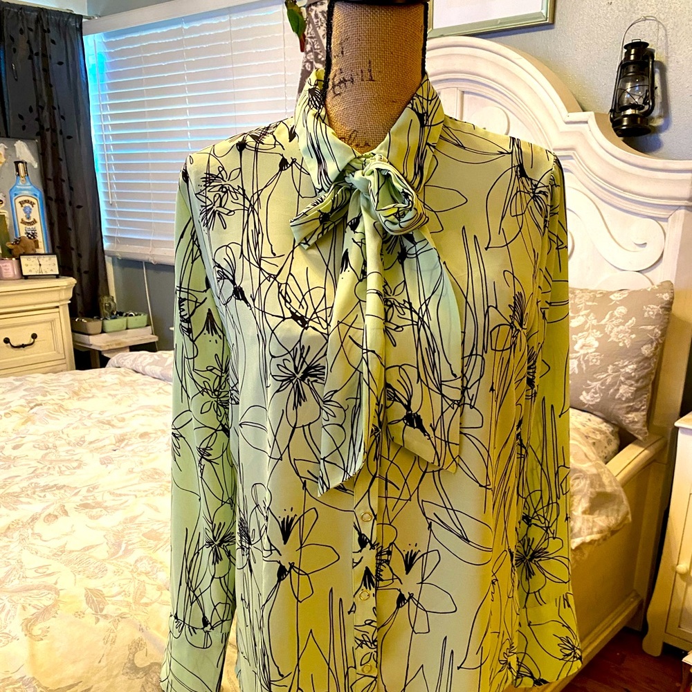 Beautiful bow green blouse 💚✨